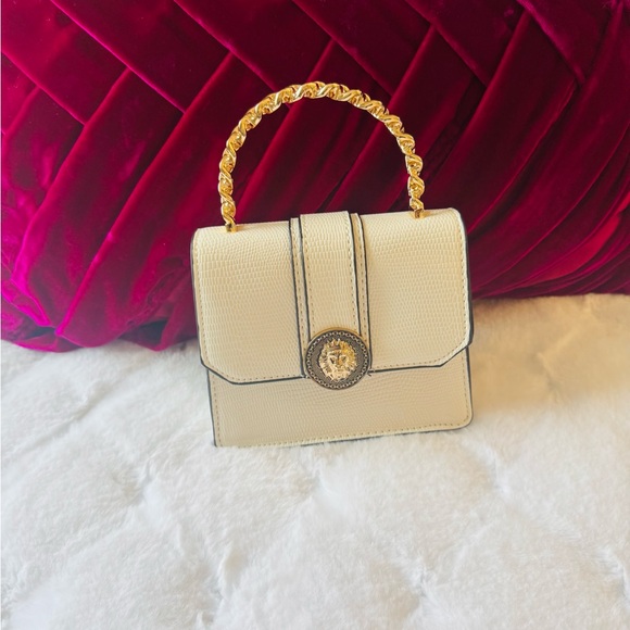 Elegant White Handbag with Gold Chain Handle - Picture 6 of 10